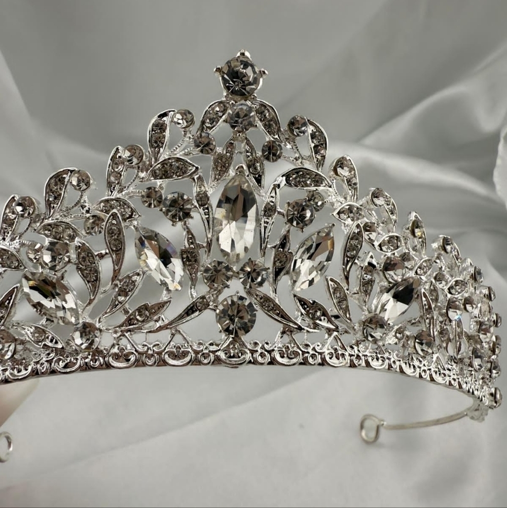 Wedding Party Elegant Silver Tiara - Picture 5 of 5